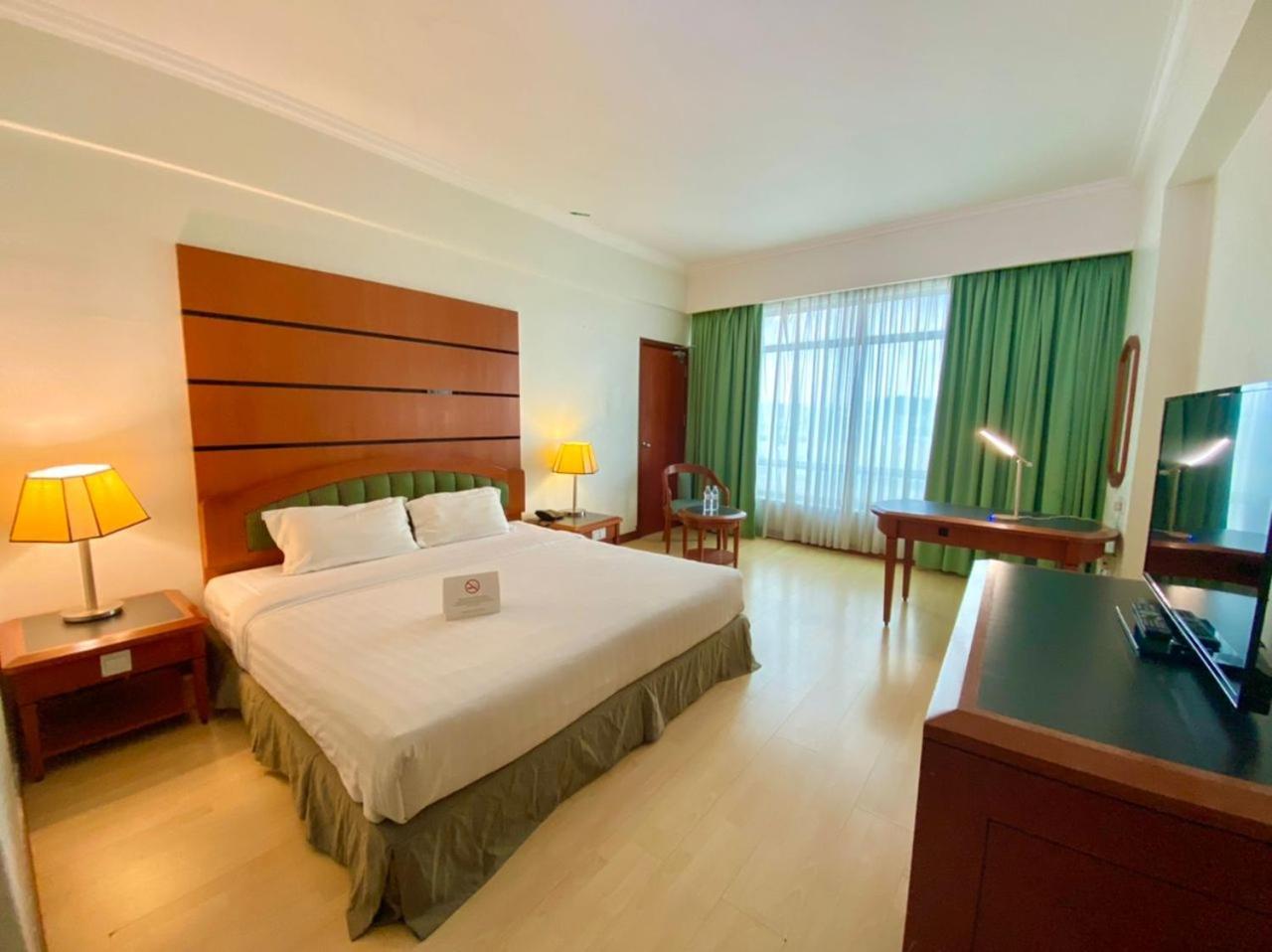 Oriental Crystal Hotel Каджанг Екстериор снимка