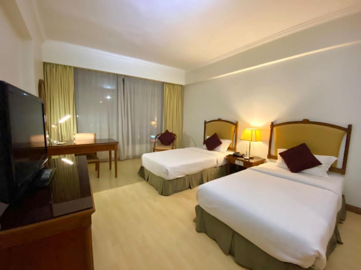 Oriental Crystal Hotel Каджанг Екстериор снимка