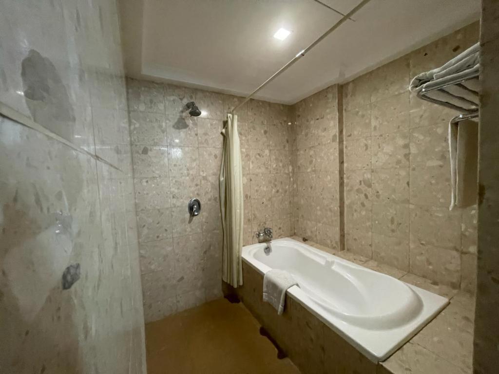 Oriental Crystal Hotel Каджанг Екстериор снимка