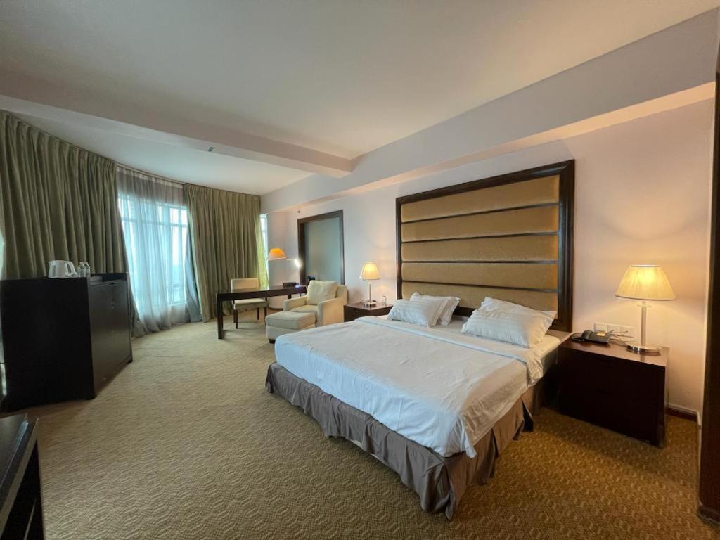 Oriental Crystal Hotel Каджанг Екстериор снимка
