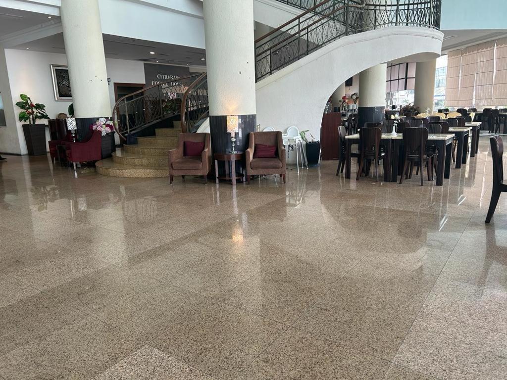 Oriental Crystal Hotel Каджанг Екстериор снимка